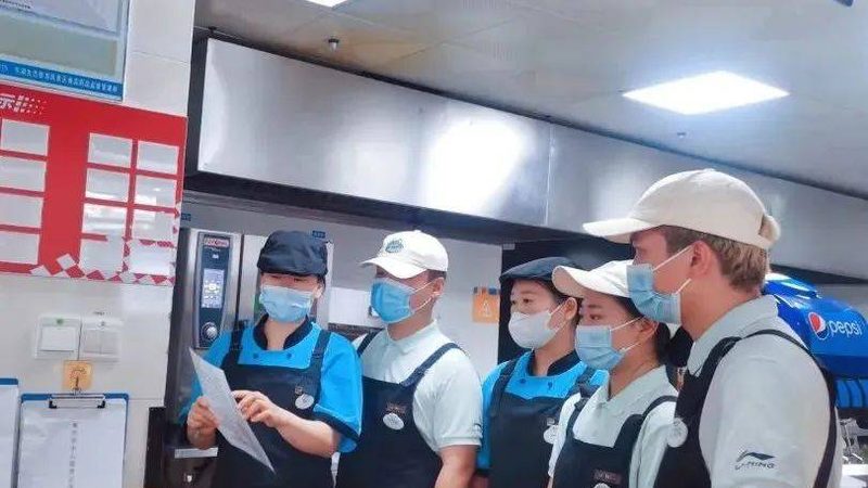 揭秘网红休闲食品：从生产到餐桌的蜕变之路